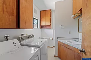 136 E Hillcrest Dr, Eugene, OR 97404 - Photo 32