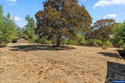 136 E Hillcrest Dr, Eugene, OR 97404 - Photo 12