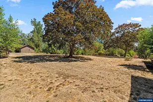 136 E Hillcrest Dr, Eugene, OR 97404 - Photo 12