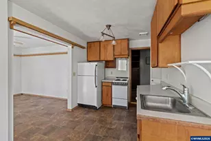 136 E Hillcrest Dr, Eugene, OR 97404 - Photo 28
