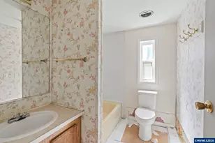 136 E Hillcrest Dr, Eugene, OR 97404 - Photo 16