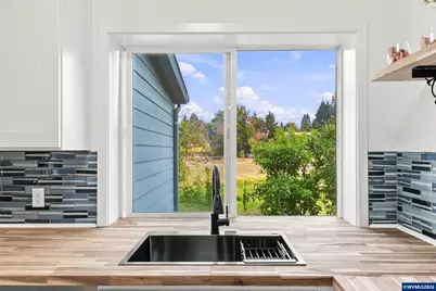 146 D St, Woodburn, OR 97071 - Photo 10