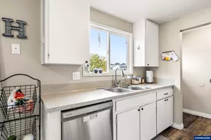 947 Genie St SE, Salem, OR 97306 - Photo 8