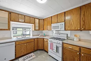 321 N 8th St, Cottage Grove, OR 97424 - Photo 12