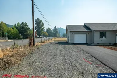 1221 49th St, Sweet Home, OR 97389 - Photo 4