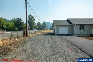 1221 49th St, Sweet Home, OR 97389 - Photo 4