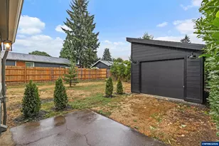 9525 N Hodge Ave, Portland, OR 97203 - Photo 22