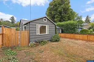 9525 N Hodge Ave, Portland, OR 97203 - Photo 2
