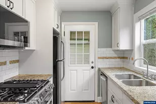 9525 N Hodge Ave, Portland, OR 97203 - Photo 10