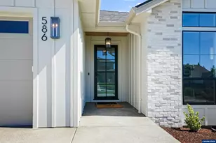 586 NW Cascade Mountain Dr, Dallas, OR 97338 - Photo 4
