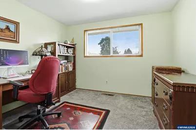 2049 W Hayes St, Woodburn, OR 97071 - Photo 16