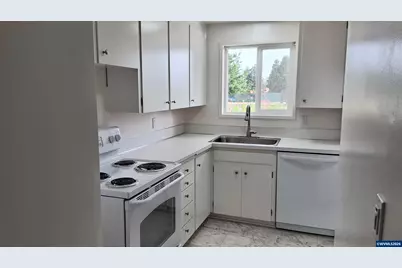 2049 W Hayes St, Woodburn, OR 97071 - Photo 10