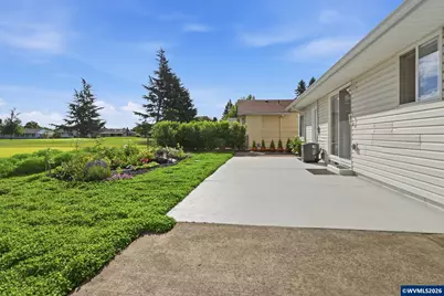2049 W Hayes St, Woodburn, OR 97071 - Photo 24