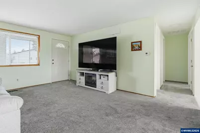 2049 W Hayes St, Woodburn, OR 97071 - Photo 8