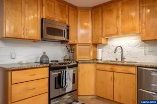 2021 SW Main St, Portland, OR 97205 - Photo 10