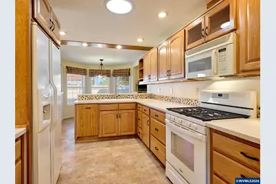 2015 Camellia Wy, Woodburn, OR 97071 - Photo 10