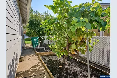 2015 Camellia Wy, Woodburn, OR 97071 - Photo 32