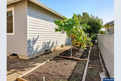2015 Camellia Wy, Woodburn, OR 97071 - Photo 34