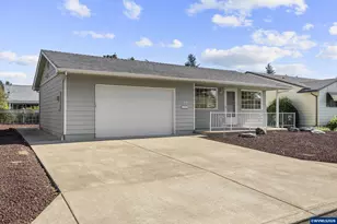540 W Clackamas Cir, Woodburn, OR 97071 - Photo 2