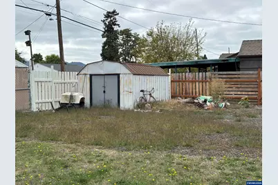 390 S 7th St, Lebanon, OR 97355 - Photo 4