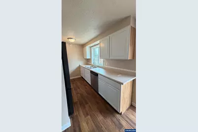 411 NE 3rd St, Willamina, OR 97396 - Photo 4