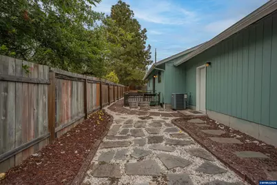 1285 Laurelhurst Dr, Eugene, OR 97402 - Photo 32
