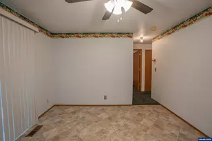 1285 Laurelhurst Dr, Eugene, OR 97402 - Photo 14
