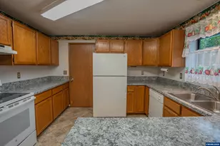 1285 Laurelhurst Dr, Eugene, OR 97402 - Photo 10