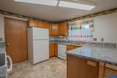 1285 Laurelhurst Dr, Eugene, OR 97402 - Photo 8