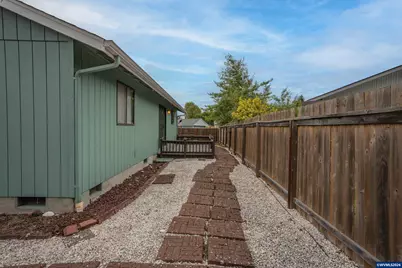 1285 Laurelhurst Dr, Eugene, OR 97402 - Photo 6