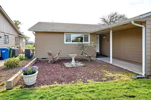 2056 King Way, Woodburn, OR 97071 - Photo 2