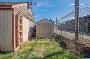 42 E St, Lebanon, OR 97355 - Photo 26