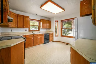 751 Catron St N, Monmouth, OR 97361 - Photo 8