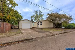 620 E St, Lebanon, OR 97355 - Photo 2