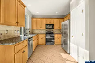 2548 Edgewater Dr, Woodburn, OR 97071 - Photo 6