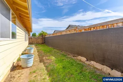 2008 W Santiam Dr, Woodburn, OR 97071 - Photo 38