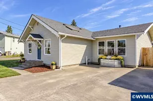 271 S 3rd St, Lebanon, OR 97355 - Photo 2