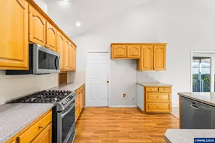731 Aeronca St, Independence, OR 97351 - Photo 10