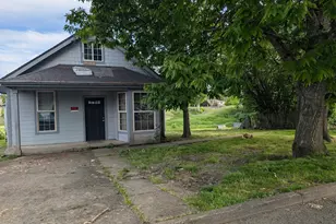 146 D St, Woodburn, OR 97071 - Photo 1