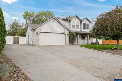 421 SE Davis St, Dallas, OR 97338 - Photo 1