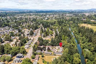 890 SE Roberts Ct, McMinnville, OR 97128 - Photo 1