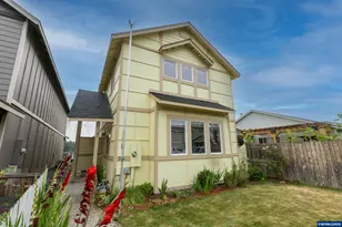 374 NW 25th St, Redmond, OR 97756 - Photo 1