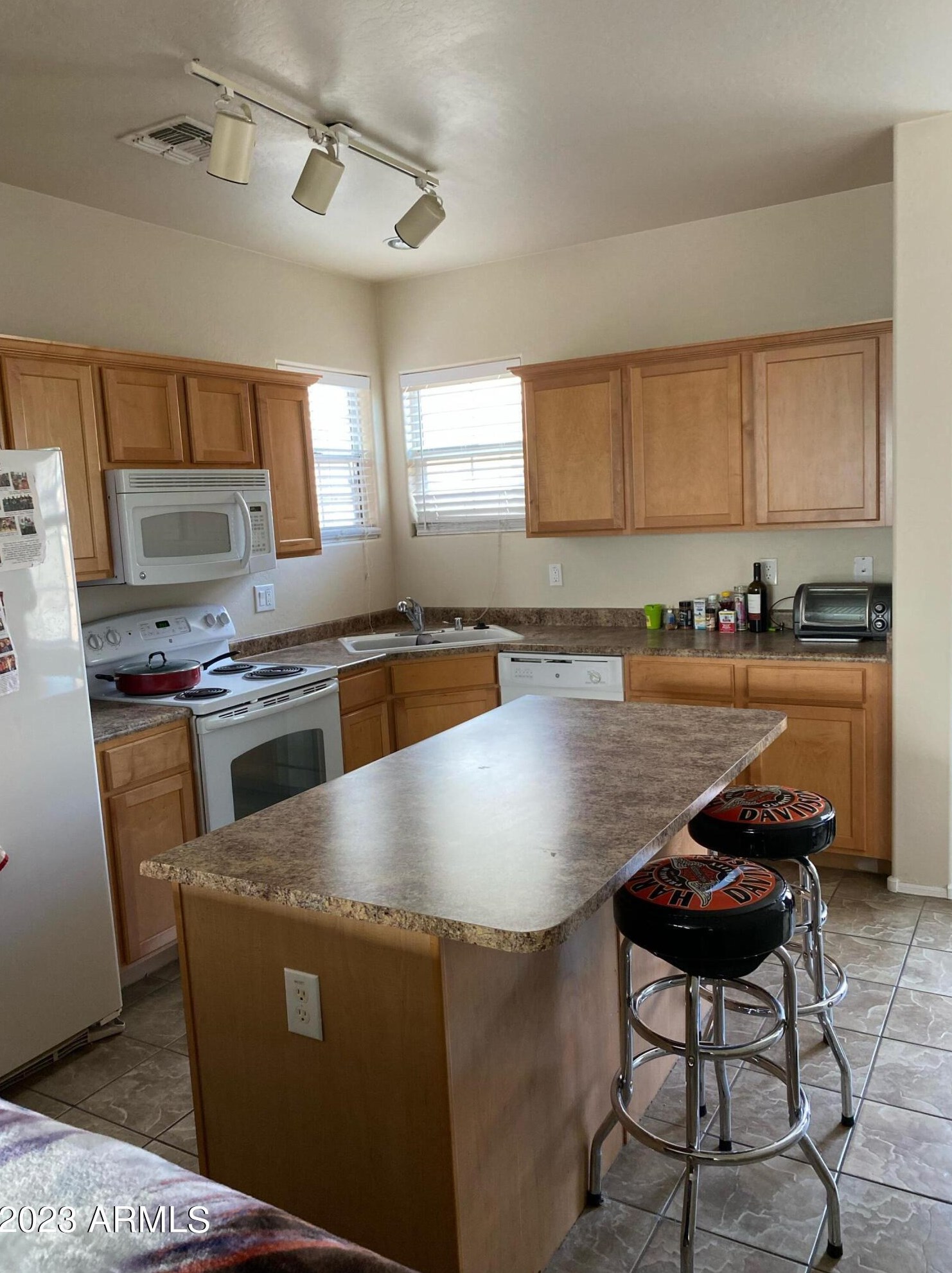 7738 Terri Lee Dr, Phoenix, AZ 85035-5065