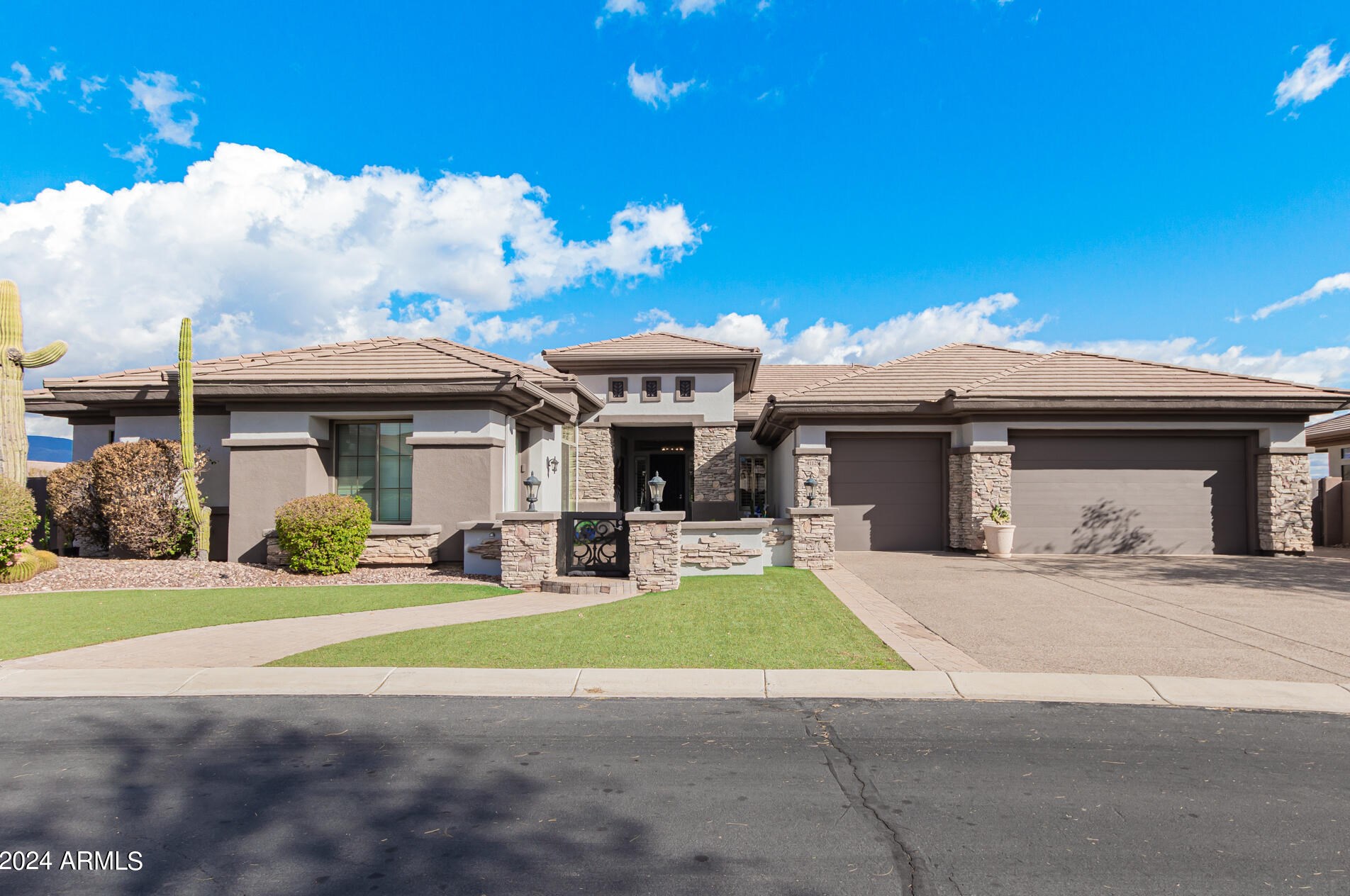 41125 Club Pointe Dr, Phoenix, AZ 85086-1952