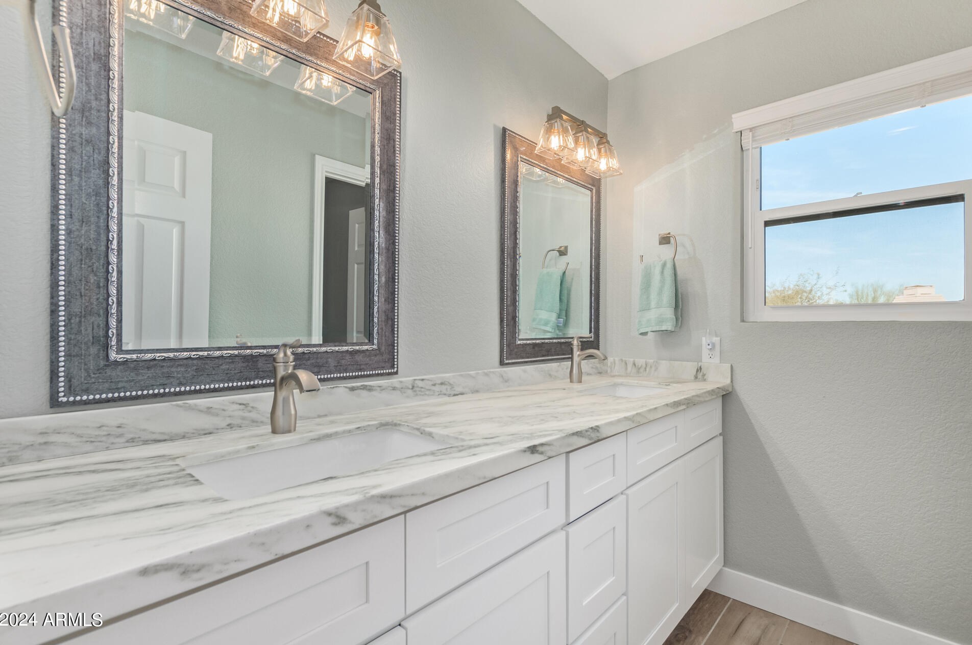 1367 Amberwood Dr, Phoenix AZ  85045-0605 exterior