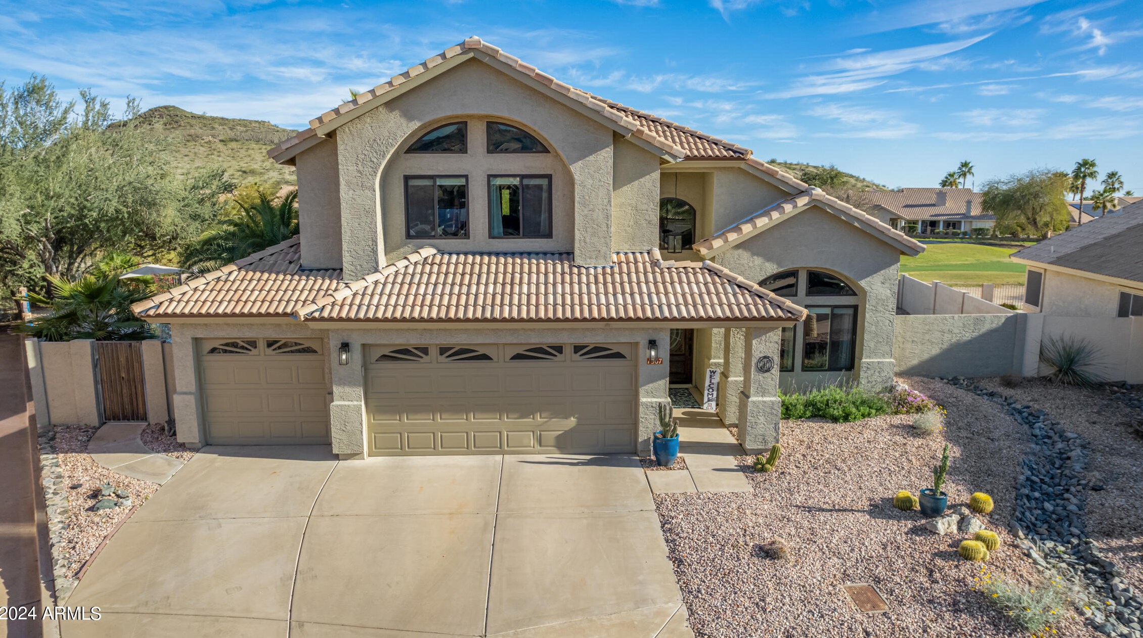 1367 Amberwood Dr, Phoenix AZ  85045-0605 exterior