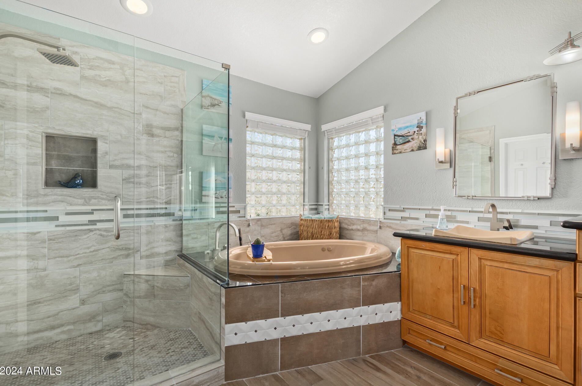 1367 Amberwood Dr, Phoenix AZ  85045-0605 exterior