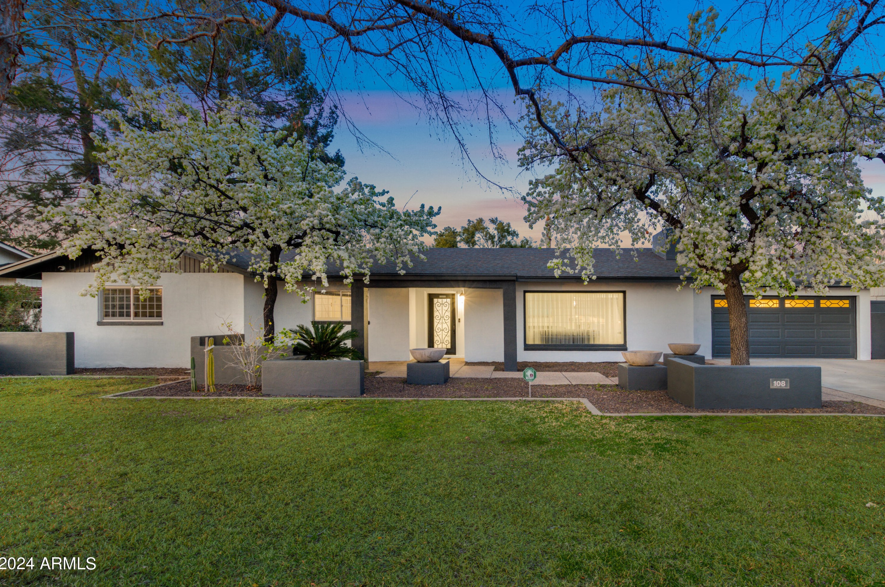 108 Tuckey Ln, Phoenix, AZ 85012-1047