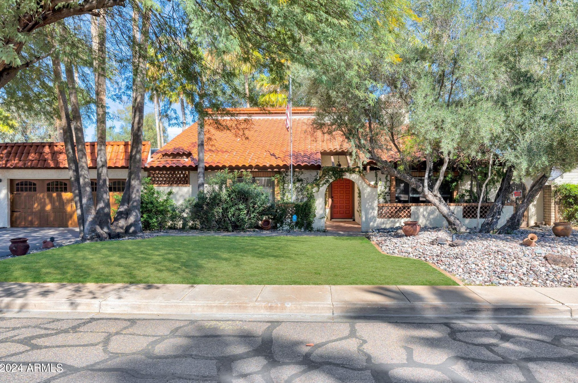 436 Gleneagles Dr, Phoenix, AZ 85023-5258