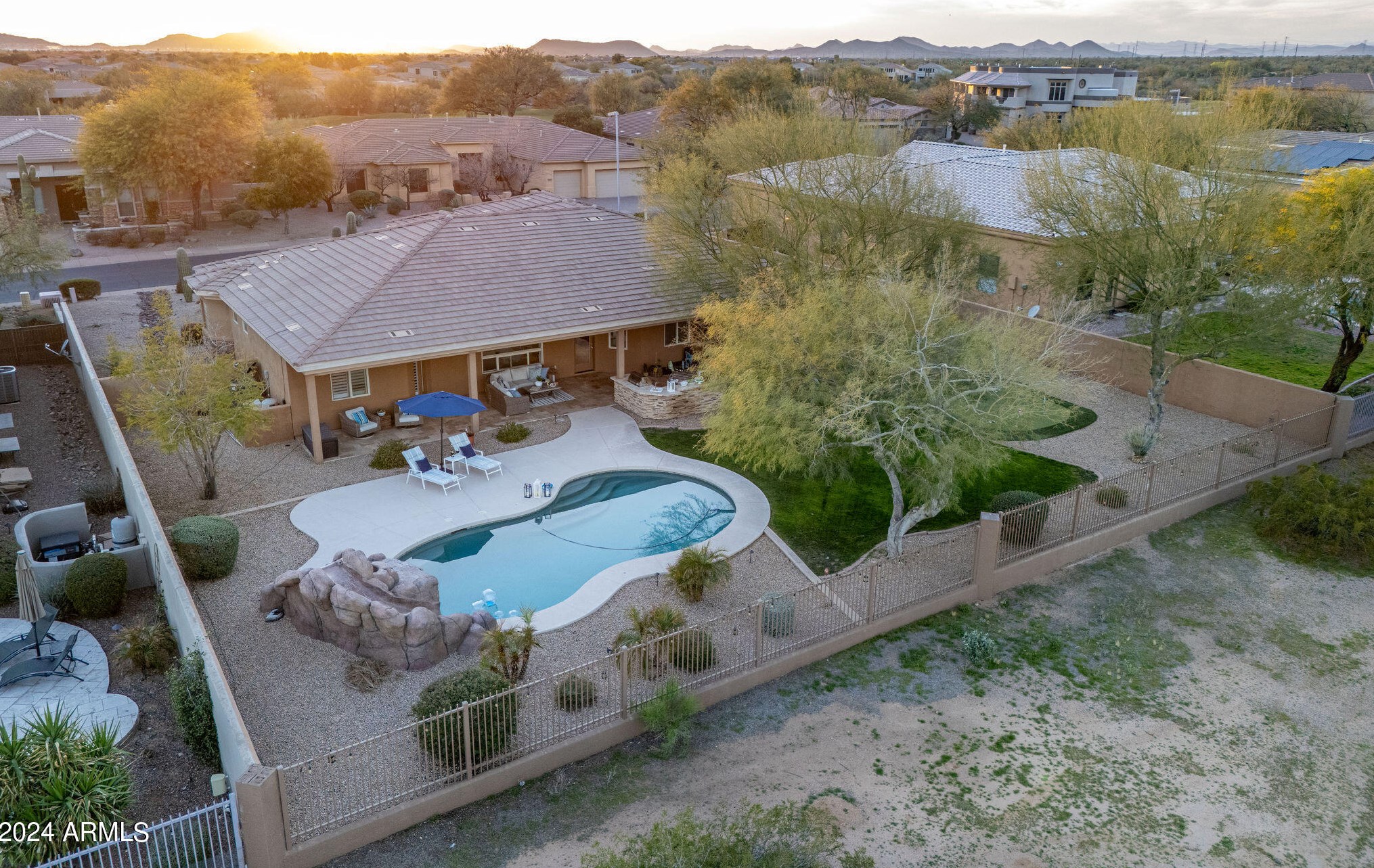 5424 Hashknife Rd, Phoenix AZ  85054-7158 exterior